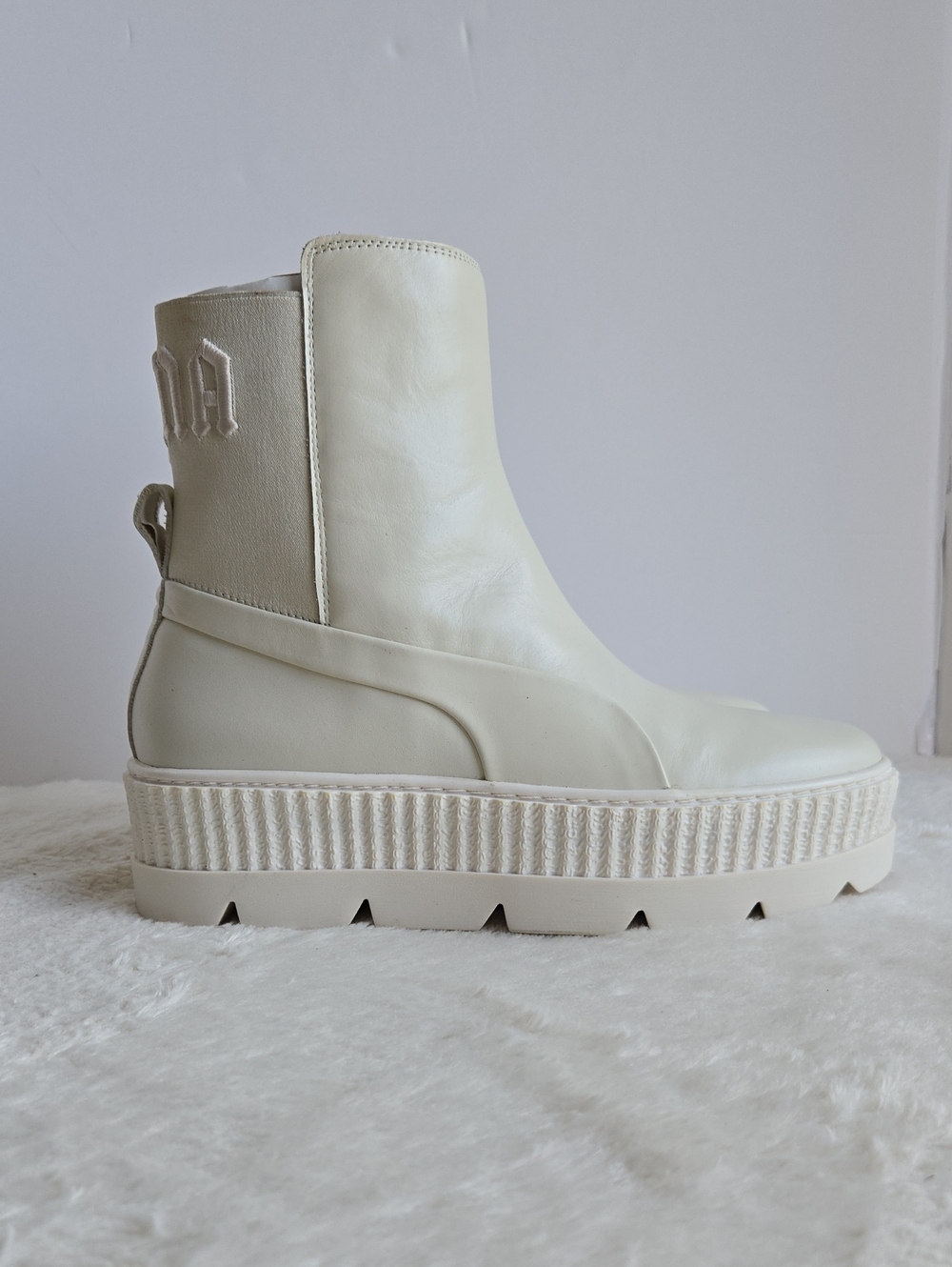 DescriptionBrand new in original box with FENTY dust bag included! PUMA x Fent